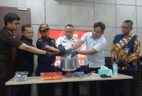 125 Gram Sabu Dimusnahkan Polisi, Modus Pelaku Bikin Geleng-geleng. FOTO: ricky/Kepriheadline.id