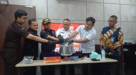 125 Gram Sabu Dimusnahkan Polisi, Modus Pelaku Bikin Geleng-geleng. FOTO: ricky/Kepriheadline.id