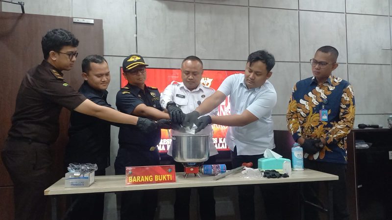 125 Gram Sabu Dimusnahkan Polisi, Modus Pelaku Bikin Geleng-geleng. FOTO: ricky/Kepriheadline.id