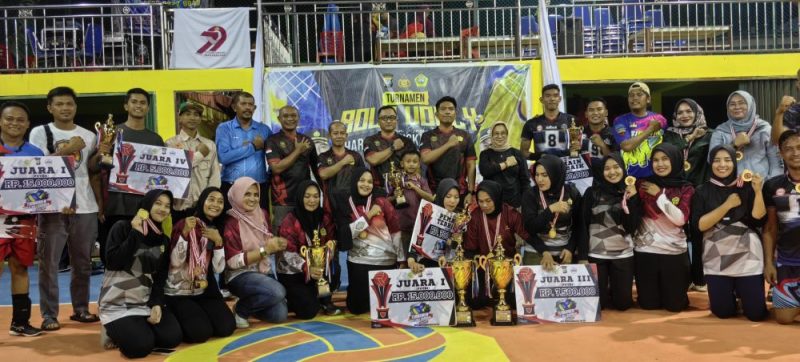 Turnamen Voli HUT ke-79 Bhayangkara Sukses Digelar di Karimun, Pemda Karimun Sabet Gelar Juara Putra dan Putri. FOTO: Istimewa