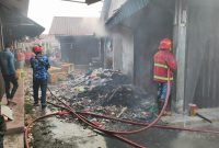 Tiga Kios di Pasar Lama Telaga Harapan Terbakar, Tidak Ada Korban Jiwa. FOTO: Dokumen Damkar Karimun