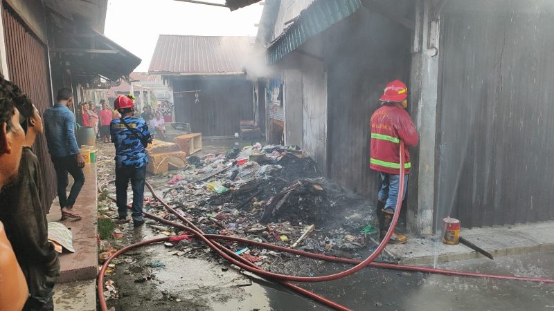 Tiga Kios di Pasar Lama Telaga Harapan Terbakar, Tidak Ada Korban Jiwa. FOTO: Dokumen Damkar Karimun