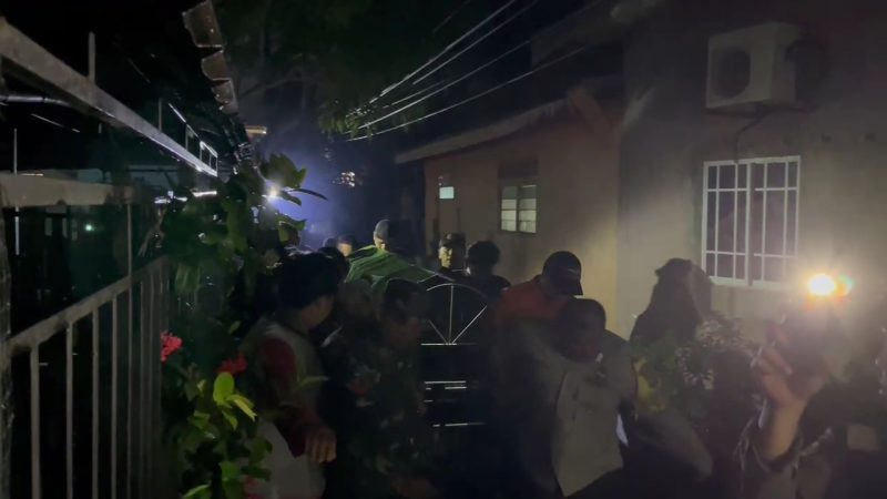 Polisi mengevakuasi jasad korban dari rumaj yang terbakar. FOTO: ricky/kepriheadline.id