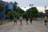 Optimalkan Aset untuk Dukung Olahraga Masyarakat, Puluhan Remaja Antusias Berlatih Basket di Lapangan PT Timah. FOTO: Corporate Communication PT Timah Tbk