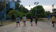 Optimalkan Aset untuk Dukung Olahraga Masyarakat, Puluhan Remaja Antusias Berlatih Basket di Lapangan PT Timah. FOTO: Corporate Communication PT Timah Tbk