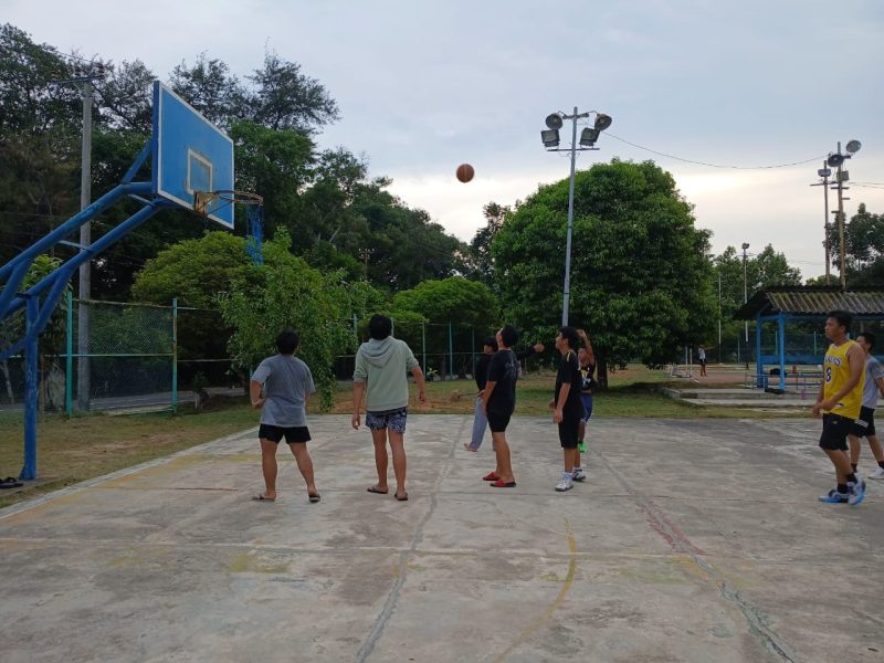 Optimalkan Aset untuk Dukung Olahraga Masyarakat, Puluhan Remaja Antusias Berlatih Basket di Lapangan PT Timah. FOTO: Corporate Communication PT Timah Tbk