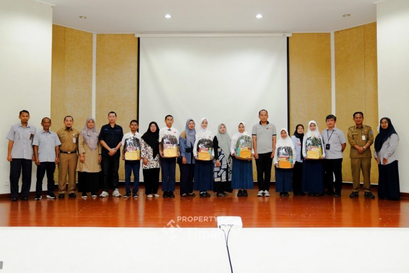 Harumkan Asa, Lepas dengan Haru: Orang Tua Hantarkan Anak ke Pemali Boarding School PT Timah. FOTO: Corporate Communication PT TImah Tbk