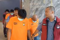 Polisi menggiring 5 pelaku penyeludupan sabu ke Riau. FOTO: rr/kepriheadline.id