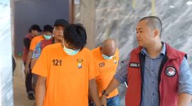 Polisi menggiring 5 pelaku penyeludupan sabu ke Riau. FOTO: rr/kepriheadline.id