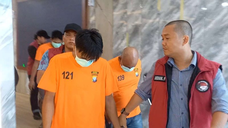 Polisi menggiring 5 pelaku penyeludupan sabu ke Riau. FOTO: rr/kepriheadline.id