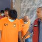 Polisi menggiring 5 pelaku penyeludupan sabu ke Riau. FOTO: rr/kepriheadline.id