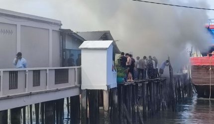 Kapal Ikan Terbakar Saat Perbaikan di Pelantar Baran Barat