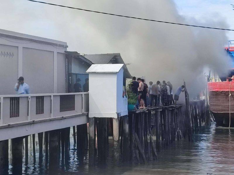 Kapal Ikan Terbakar Saat Perbaikan di Pelantar Baran Barat.