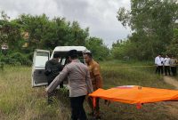Polisi mengevakuasi jasad korban. FOTO: Istimewa