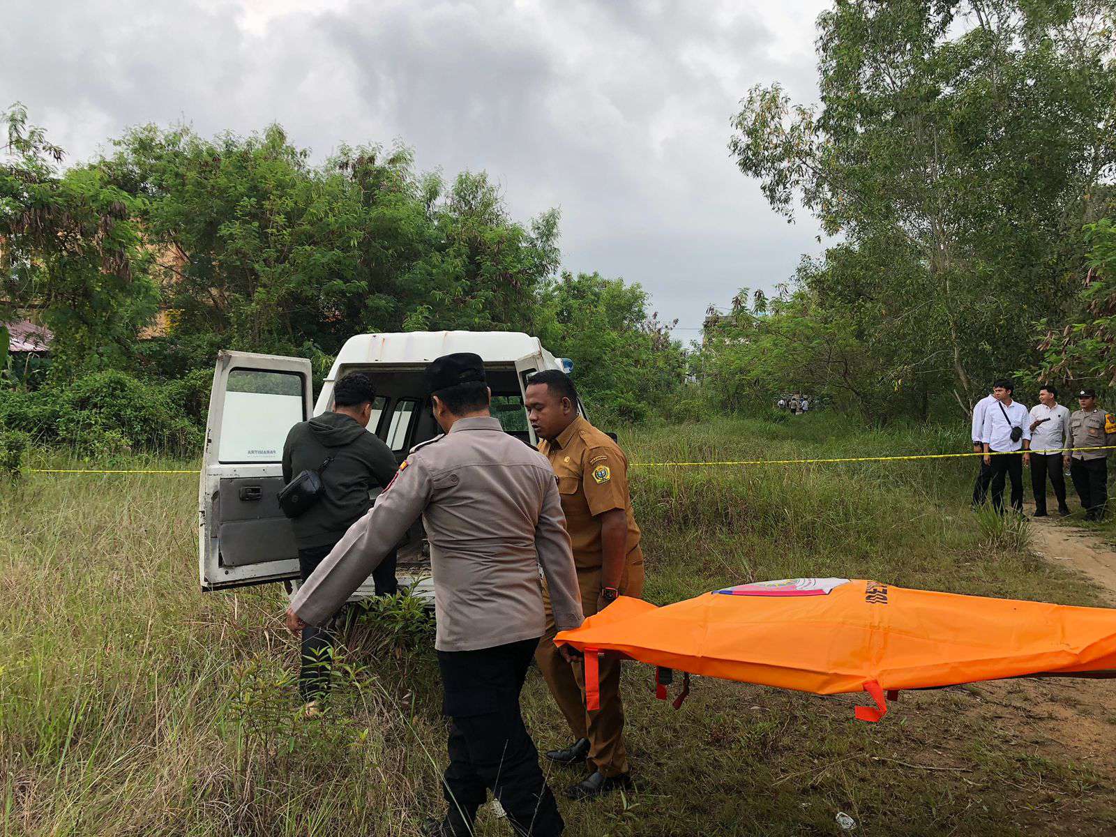 Polisi mengevakuasi jasad korban. FOTO: Istimewa