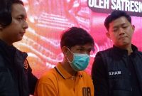 Pelaku Arya Soma saat berada di Konferensi Pers di Mapolres Karimun.