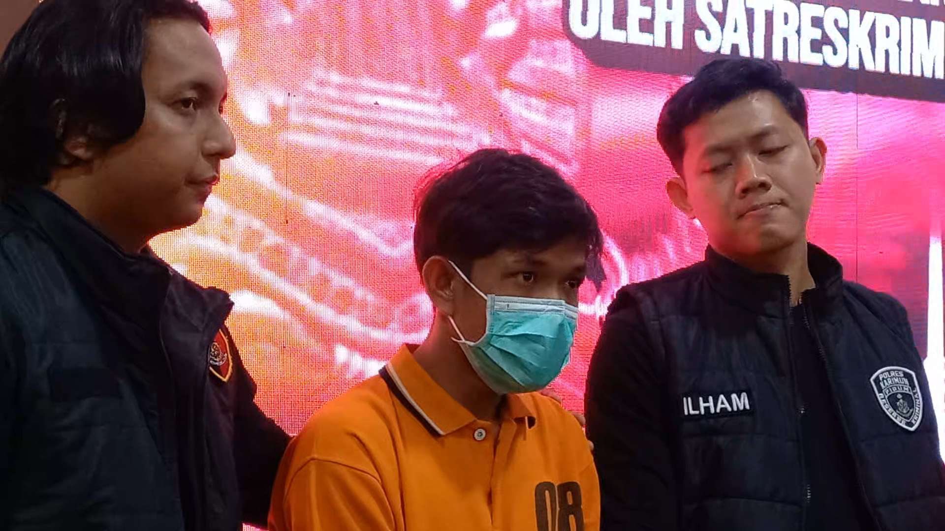 Pelaku Arya Soma saat berada di Konferensi Pers di Mapolres Karimun.