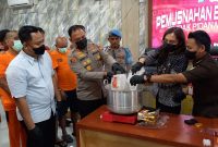 Disaksikan Enam Tersangka, Polres Karimun Musnahkan Dua Kilogram Sabu
