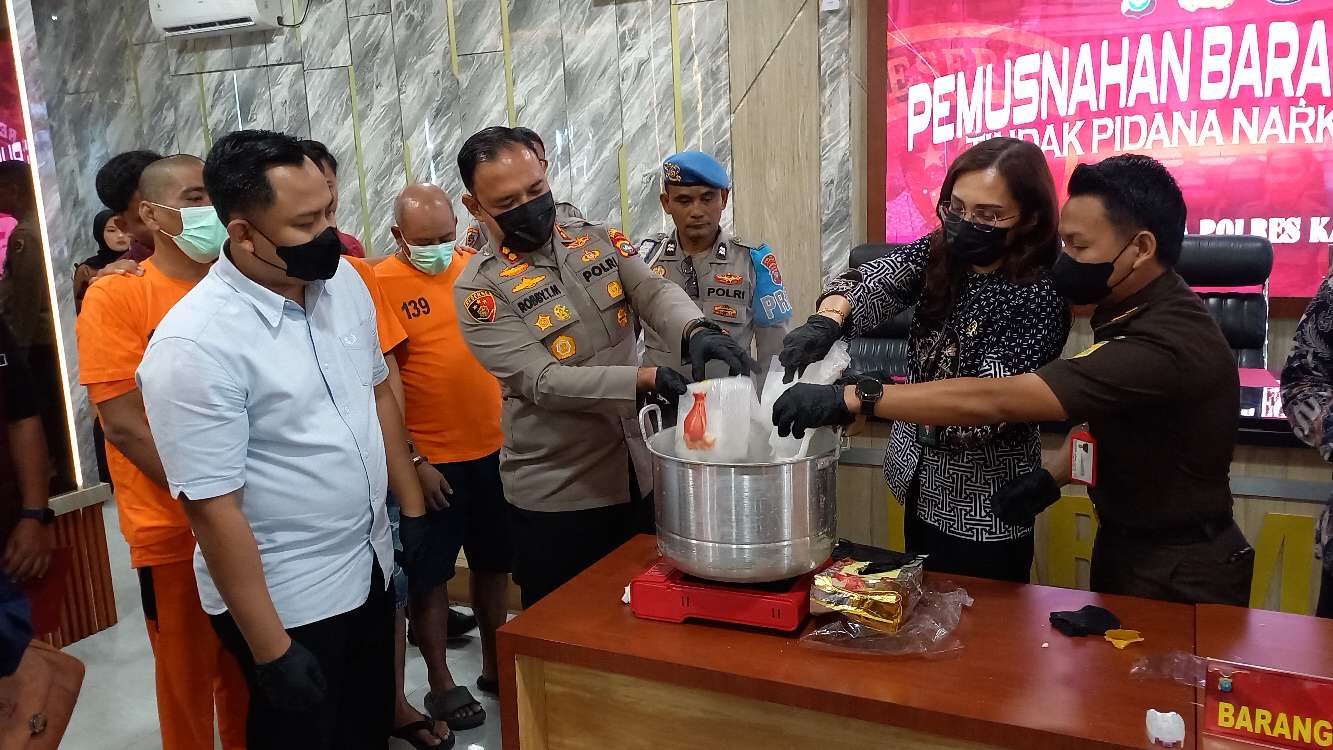 Disaksikan Enam Tersangka, Polres Karimun Musnahkan Dua Kilogram Sabu