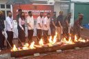 Kepala Kejaksaan Negeri Karimun, Priyambudi bersama jajaran Forkopim Karimun memusnahkan barang bukti berupa rokok, pakaian hingga narkotika di Halaman Kantor Kejaksaan Negeri Karimun. FOTO: rr/kepriheadline.id 