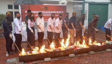 Kepala Kejaksaan Negeri Karimun, Priyambudi bersama jajaran Forkopim Karimun memusnahkan barang bukti berupa rokok, pakaian hingga narkotika di Halaman Kantor Kejaksaan Negeri Karimun. FOTO: rr/kepriheadline.id 