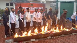 Kepala Kejaksaan Negeri Karimun, Priyambudi bersama jajaran Forkopim Karimun memusnahkan barang bukti berupa rokok, pakaian hingga narkotika di Halaman Kantor Kejaksaan Negeri Karimun. FOTO: rr/kepriheadline.id 