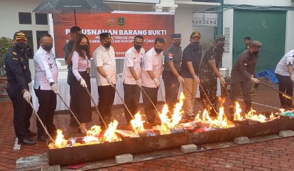 Kejari Karimun Musnahkan Barang Bukti Narkotika hingga Rokok Ilegal Senilai Miliaran Rupiah