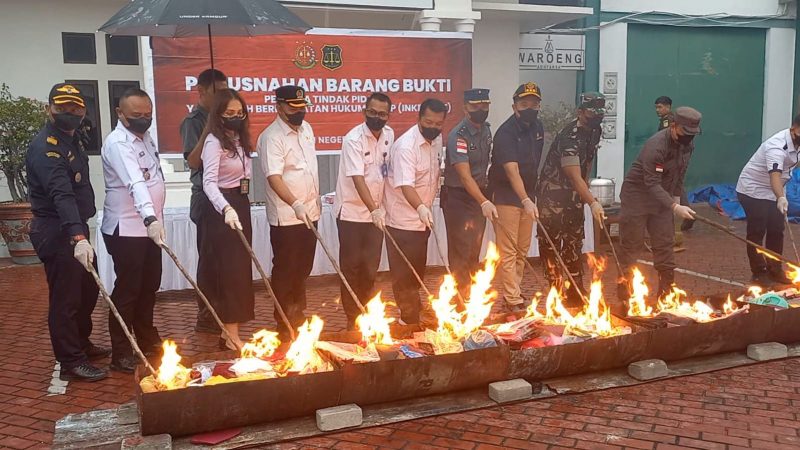 Kepala Kejaksaan Negeri Karimun, Priyambudi bersama jajaran Forkopim Karimun memusnahkan barang bukti berupa rokok, pakaian hingga narkotika di Halaman Kantor Kejaksaan Negeri Karimun. FOTO: rr/kepriheadline.id 