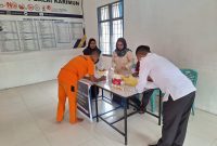 Rutan Karimun Gelar Tes Urine Acak untuk CPNS dan Warga Binaan, Semua Hasil Negatif. FOTO: Humas Rutan Karimun
