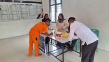Rutan Karimun Gelar Tes Urine Acak untuk CPNS dan Warga Binaan, Semua Hasil Negatif. FOTO: Humas Rutan Karimun