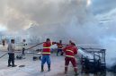 Petugas Damkar melakukan Upaya Pemadaman di Area Permainan yang terbakar. FOTO: Dok Polsek Balai Karimun