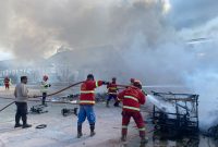 Petugas Damkar melakukan Upaya Pemadaman di Area Permainan yang terbakar. FOTO: Dok Polsek Balai Karimun