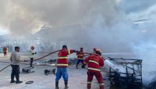 Petugas Damkar melakukan Upaya Pemadaman di Area Permainan yang terbakar. FOTO: Dok Polsek Balai Karimun