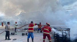 Petugas Damkar melakukan Upaya Pemadaman di Area Permainan yang terbakar. FOTO: Dok Polsek Balai Karimun