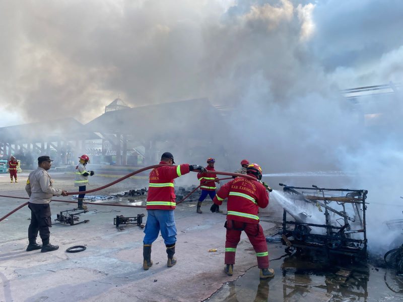 Petugas Damkar melakukan Upaya Pemadaman di Area Permainan yang terbakar. FOTO: Dok Polsek Balai Karimun