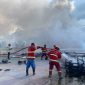 Petugas Damkar melakukan Upaya Pemadaman di Area Permainan yang terbakar. FOTO: Dok Polsek Balai Karimun