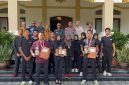 Bupati Karimun Iskandarsyah bersama Ketua KONI Karimun Sri Rezeki Sambit kepulangan Atlet Tembak Karimun yang raih prestasi di ajang Shooting Competition Kapolda Kepri Cup 2025. 
