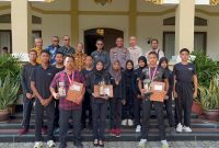 Bupati Karimun Iskandarsyah bersama Ketua KONI Karimun Sri Rezeki Sambit kepulangan Atlet Tembak Karimun yang raih prestasi di ajang Shooting Competition Kapolda Kepri Cup 2025. 