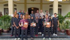 Bupati Karimun Iskandarsyah bersama Ketua KONI Karimun Sri Rezeki Sambit kepulangan Atlet Tembak Karimun yang raih prestasi di ajang Shooting Competition Kapolda Kepri Cup 2025. 
