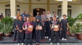 Bupati Karimun Iskandarsyah bersama Ketua KONI Karimun Sri Rezeki Sambit kepulangan Atlet Tembak Karimun yang raih prestasi di ajang Shooting Competition Kapolda Kepri Cup 2025. 
