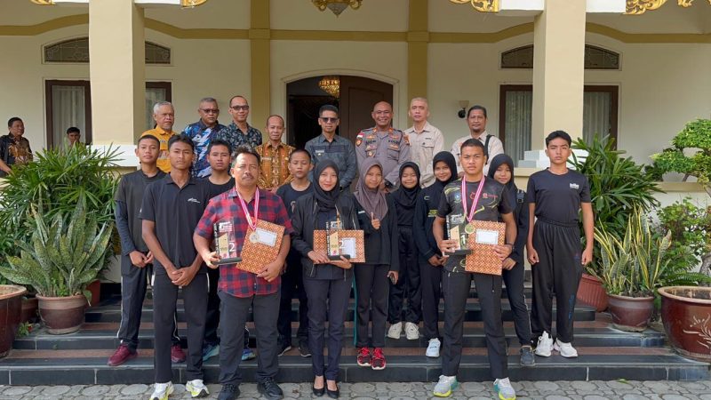 Bupati Karimun Iskandarsyah bersama Ketua KONI Karimun Sri Rezeki Sambit kepulangan Atlet Tembak Karimun yang raih prestasi di ajang Shooting Competition Kapolda Kepri Cup 2025. 
