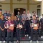 Bupati Karimun Iskandarsyah bersama Ketua KONI Karimun Sri Rezeki Sambit kepulangan Atlet Tembak Karimun yang raih prestasi di ajang Shooting Competition Kapolda Kepri Cup 2025. 