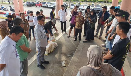 Usai Kebakaran di Coastal Area, Bupati Iskandarsyah Tinjau Lokasi dan Serahkan Bantuan