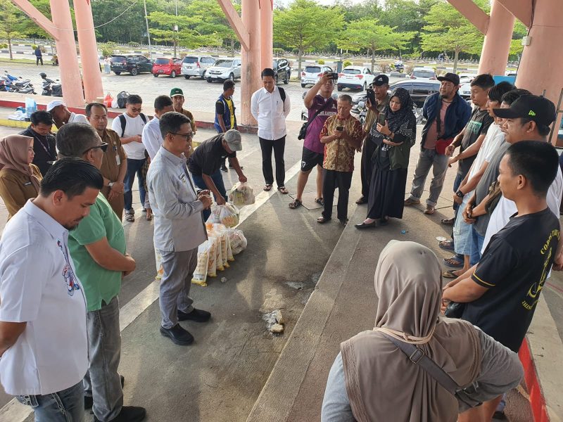 Usai Kebakaran di Coastal Area, Bupati Iskandarsyah Tinjau Lokasi dan Serahkan Bantuan.