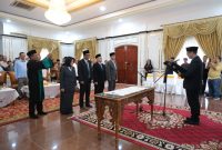 Bupati Iskandarsyah Lantik Jajaran Direksi dan Komisaris BUP Karimun. Foto: Giri/Prokopim Karimun
