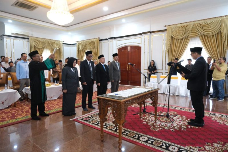 Bupati Iskandarsyah Lantik Jajaran Direksi dan Komisaris BUP Karimun. Foto: Giri/Prokopim Karimun