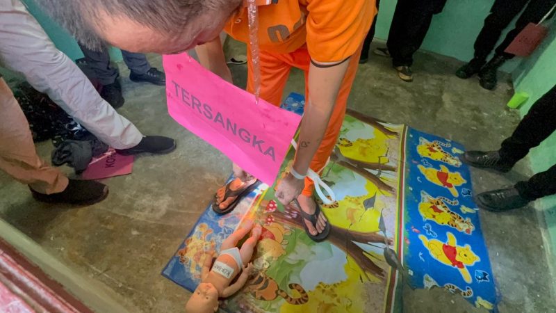 Pelaku Doni melakukan reka adegan saat melakukan penganiayaan terhadap korban. FOTO: ricky/kepriheadline.id