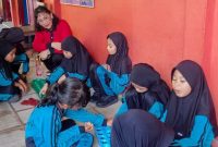 Anak- anak SD 009 Meral bermain permainan tradisional Congklak. FOTO: Istimewa