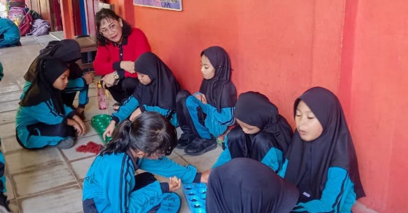 Anak- anak SD 009 Meral bermain permainan tradisional Congklak. FOTO: Istimewa