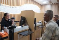Petugas Imigrasi Karimun memberikan layanan pembuatan Paspor Simpatik kepada pemohon di Kantor Imigrasi Karimun. FOTO: Humas Imigrasi Karimun